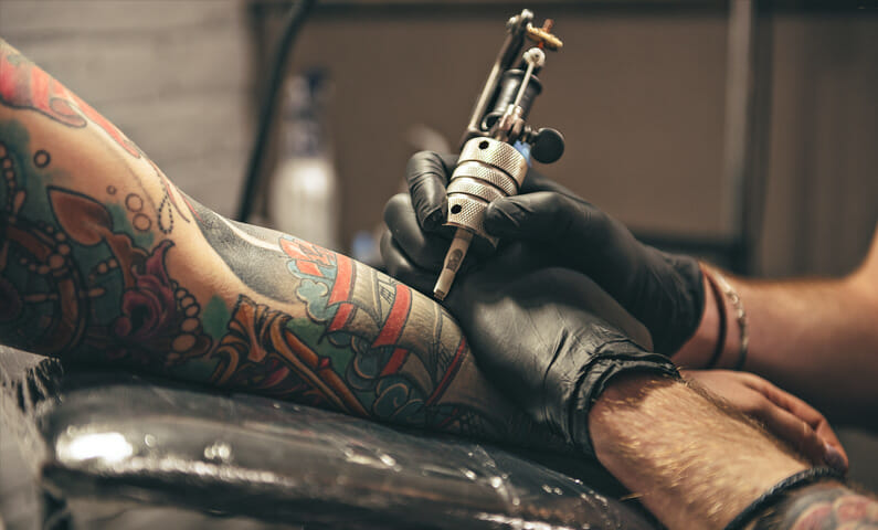 Tatuerare som tatuerar